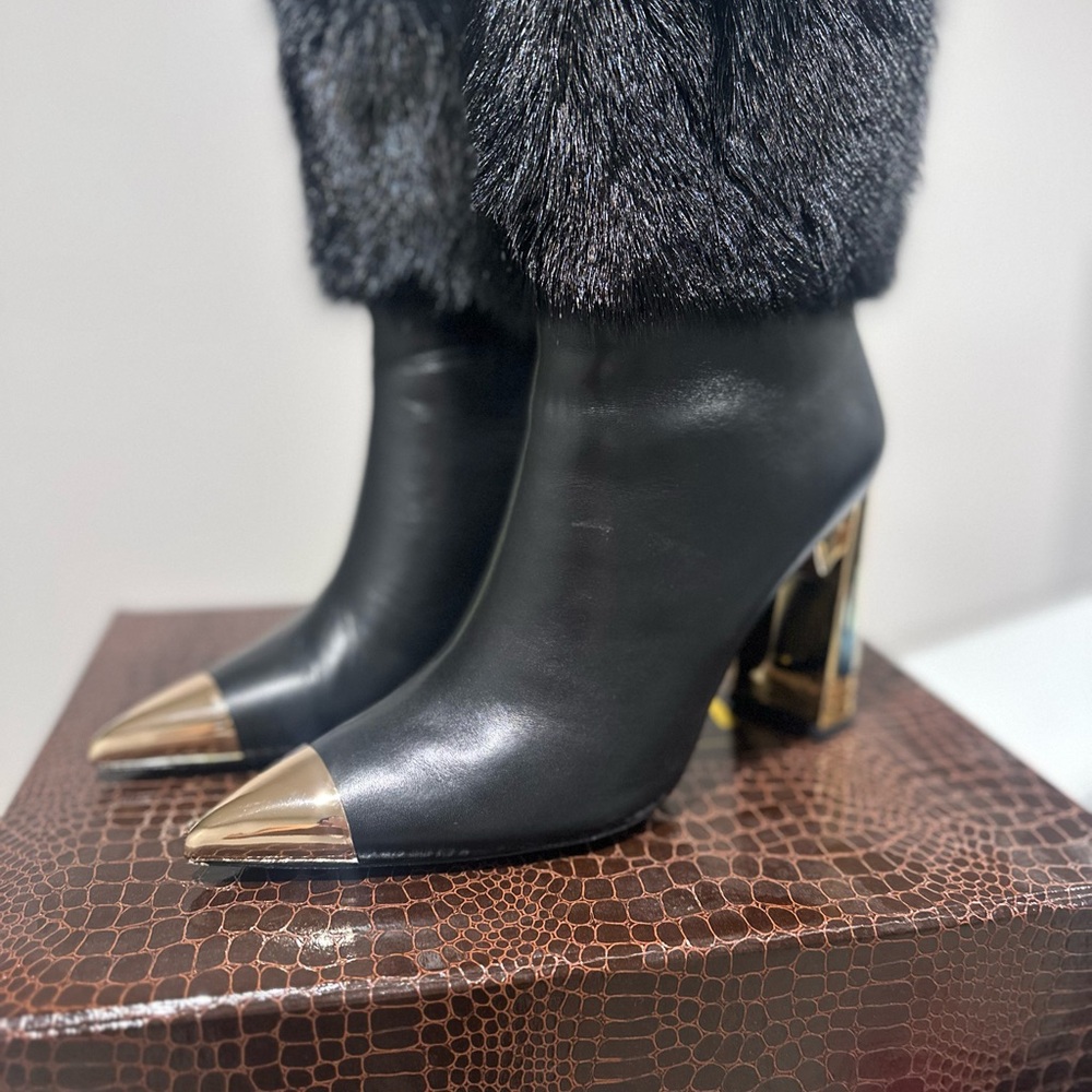 JENNIFER LE - Elegant Black and Gold Women's Ankle Boots
